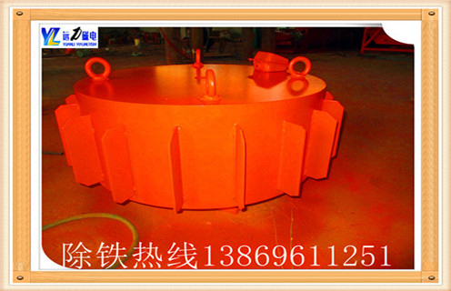 　1.盤(pán)式電磁除鐵器rcdb-8技術(shù)特點(diǎn)：  　　◆磁路仿真采用計(jì)算機(jī)設(shè)計(jì),磁導(dǎo)率深,磁力強(qiáng).  　　◆內(nèi)部使用電鑄樹(shù)脂,自冷卻完全密封結(jié)構(gòu),防塵,防雨,耐腐蝕.  　　◆自動(dòng)卸鐵,便于維修,鼓形鼓結(jié)構(gòu),此種除鐵器具有自動(dòng)皮帶校正功能,特制密封外殼,這樣就可以實(shí)現(xiàn)長(zhǎng)期無(wú)故障運(yùn)行.  　　◆產(chǎn)品配套性好,整流器設(shè)備齊全,具有手動(dòng)和集中控制功能,滿(mǎn)足各種場(chǎng)合的要求.  　　◆可有效吸收混合在非磁性材料中的0.1-35公斤鐵磁材料.  　　2.盤(pán)式電磁除鐵器rcdb-8的工作原理  　　?RCDB系列干式電磁除鐵器(也稱(chēng)為PDC系列盤(pán),RCDY系列)是一種用于去除除鐵裝置中的非磁性材料的粉末或塊的類(lèi)型.其內(nèi)部使用電鑄樹(shù)脂,自冷卻完全密封結(jié)構(gòu).具有較大的滲透深度,強(qiáng)吸力,防塵,防雨,腐蝕等特點(diǎn),在極惡劣的環(huán)境下仍能可靠運(yùn)行.主要性能指標(biāo)達(dá)到或高于JB / T7689-95標(biāo)準(zhǔn),該產(chǎn)品可以與非磁性材料混合,去除0.1-25公斤的鐵磁材料.進(jìn)入鐵體.在工作過(guò)程中,鐵體自動(dòng)將吸附在鐵帶上的鐵磁材料拋出到除鐵器外的鐵箱中,不需要手動(dòng)關(guān)機(jī),實(shí)現(xiàn)除鐵自動(dòng)化.在鋼鐵廠,水泥廠渣和鐵保護(hù)輥壓機(jī),立磨,破碎機(jī)等重要設(shè)備.