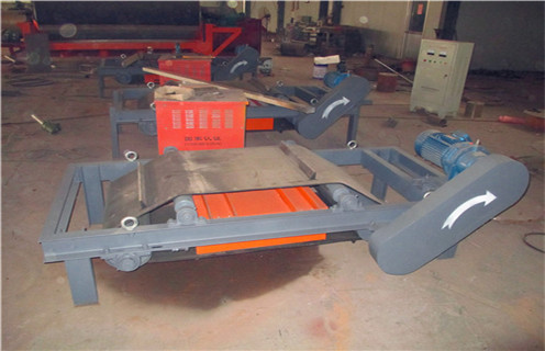 一.北京永磁自卸式除鐵器技術(shù)特點(diǎn): 1.磁路采用計(jì)算機(jī)模擬設(shè)計(jì),完善的雙磁極結(jié)構(gòu),磁場(chǎng)強(qiáng)度高,梯度大,吸力大. 2.高性能釹鐵硼做磁源,磁能積高,不易退磁,八年退磁不超過5%. 3.腰鼓形滾筒結(jié)構(gòu),具備自動(dòng)糾偏功能,全密封軸承座,密封性好,能適應(yīng)各種惡劣環(huán)境. 4.皮帶自動(dòng)卸鐵,可保障長(zhǎng)期無故障連續(xù)運(yùn)行. 5.控制部分可與皮帶機(jī)連鎖,實(shí)現(xiàn)就地手動(dòng)控制和集中控制兩種方式