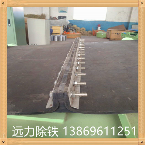 橡膠除鐵器皮帶 除鐵器環(huán)形帶接頭方法有三種: (1)直接硫化成環(huán)形帶子. (2)硫化時留生頭 除鐵器環(huán)形帶生產(chǎn)商,使用時根據(jù)要求現(xiàn)場加熱加壓使接頭部分硫化. (3)用膠黏劑現(xiàn)場黏合.由于無機械接頭,運行平穩(wěn),適用于選礦,化肥等部門的物料輸送. 除鐵器環(huán)形輸送帶是指平型輸送帶生產(chǎn)完成后,因為使用的環(huán)境或者條件限制,必須使用環(huán)形輸送帶時,我們會對平型輸送帶進行硫化接頭(又稱熱粘),使其變?yōu)榄h(huán)形輸送帶.其帶芯接頭處強力可達到膠帶本體強力的90%,膠帶表面無明顯接頭缺陷. 因此 除鐵器環(huán)形帶的求購,環(huán)形輸送帶運輸平衡,使用伸長小.環(huán)形輸送帶帶芯用優(yōu)質全棉或維棉交織帆布制成,一般2-8層或用尼龍帆布(或聚酯帆布)作強力層.