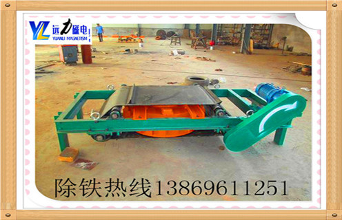 皮帶調(diào)整停機(jī)過程中,不得踩踏皮帶,否則會影響皮帶調(diào)整效果.如皮帶向一側(cè)跑偏很多,則可將電機(jī)三相進(jìn)線中的任意兩相調(diào)換,皮帶則反方向運(yùn)轉(zhuǎn)就會向另一側(cè)移動,移動到除鐵器中部時停機(jī),再次調(diào)換電機(jī)任意兩相,使皮帶按正常方向運(yùn)轉(zhuǎn),然后按皮帶跑偏具體調(diào)整方法調(diào)試.皮帶跑偏止住后,皮帶需在除鐵器中部穩(wěn)定運(yùn)轉(zhuǎn)2小時,運(yùn)轉(zhuǎn)期間應(yīng)觀察其運(yùn)轉(zhuǎn)狀況如有跑偏現(xiàn)象應(yīng)及時調(diào)整.