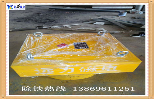 當(dāng)給手動(dòng)強(qiáng)永磁除鐵器通入電源的時(shí)候,工件無(wú)法被吸持,由于繼電器的接電聯(lián)鎖,所以砂輪電機(jī)也無(wú)法正常啟動(dòng),這樣可以判斷為手動(dòng)強(qiáng)永磁除鐵器出現(xiàn)了無(wú)磁力的故障.這時(shí)我們就需要將數(shù)控機(jī)床的配電箱打開,使用試電筆在熔斷器的兩端進(jìn)行驗(yàn)電,然后使用萬(wàn)用測(cè)量表的500伏測(cè)量檔測(cè)量電壓是否為380伏.然后斷開總電源開關(guān)并檢查交流接觸器是否存在機(jī)械卡死現(xiàn)象.然后摘除接觸器的線圈與導(dǎo)線.使用萬(wàn)用表的電阻檔測(cè)量系安全兩端的電阻,如果表針指示正常則說(shuō)明線圈是正常的. 當(dāng)我們將總開關(guān)切斷之后,利用萬(wàn)用表的電阻檔分別對(duì)四個(gè)整流二極管進(jìn)行測(cè)量,觀察其二極管有沒有問(wèn)題,如果發(fā)現(xiàn)二極管被擊穿,然后更換新的二極管并焊接牢固.經(jīng)過(guò)測(cè)試手動(dòng)強(qiáng)永磁除鐵器可以正常使用.