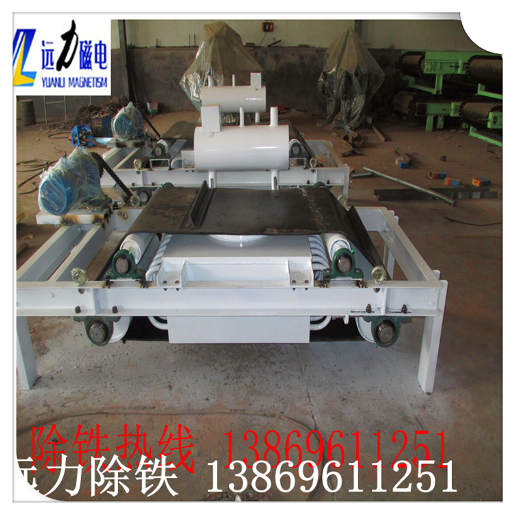 rcde油冷電磁除鐵器簡介,RCDE油冷式電磁除鐵器可以與鐵磁物體中的非磁性材料混合除去.此種除鐵器一般安裝在帶式輸送機的頭部或中部.會在鐵件中的材料中混入放電后的鐵皮帶.達到自動清除材料中鐵雜質(zhì)的目的.并能有效防止輸送帶縱向割斷性劃痕,保護破碎機,磨床等正常工作.因此,該系列除鐵器被廣泛應(yīng)用于礦山,電力,冶金,建材,煤炭制備,化工等行業(yè).