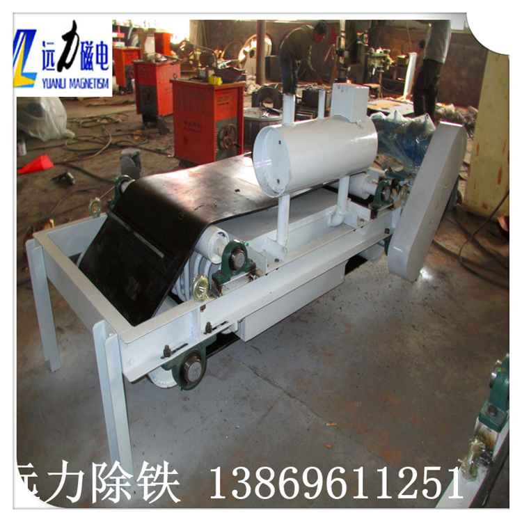 1.通遼油冷自卸式電磁除鐵器的組成  　　RCDF系列油冷自卸式電磁除鐵器由除鐵器本體和卸鐵機(jī)構(gòu)兩部分組成.卸鐵機(jī)構(gòu)由機(jī)架.擺線針輪減速機(jī)(以下簡(jiǎn)稱減速電機(jī)).主 從動(dòng)滾筒.托輥.皮帶輪(或鏈輪).三角帶(或皮帶輪)和裝有刮板的卸鐵皮帶組成.  　　2.油冷自卸式電磁除鐵器工作原理  　　除鐵器接通電源后,勵(lì)磁系統(tǒng)產(chǎn)生了強(qiáng)大的磁場(chǎng),當(dāng)輸送機(jī)上的散狀物料經(jīng)過(guò)除鐵器下方時(shí),混雜在物料中的鐵磁性雜物,在磁場(chǎng)力作用下被吸起,由運(yùn)行的卸鐵皮帶連續(xù)拋出,當(dāng)物料脫離磁場(chǎng)范圍外,鐵磁性雜物在重力作用下掉入集鐵箱中.