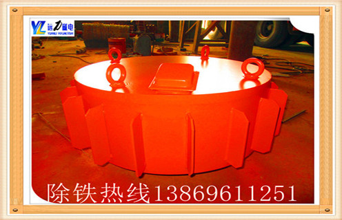 1.電磁除鐵器的正確使用 隨著我國經(jīng)濟的發(fā)展各行各業(yè)對物料除雜的要求不斷提高,對產品的物料品位也有了更高的要求,在許多特殊場合,對物料中鐵磁性物質的除凈率要求很高,按照國家標準生產制作的普通除鐵器是根本無法滿足需求的.RCDC 超強型除鐵器是我公司最新推出的,集多種技術于一身,具有吸力大,吸程深,節(jié)能顯著等優(yōu)點,可裝于膠帶運輸機頭部或中部上方,其強大的磁力可將混入物料中的雜鐵吸出并借助有刮板的自卸膠帶將其清除,對于防止銳利鐵器對運輸膠帶的破壞及提高物料的純度起著重要作用.