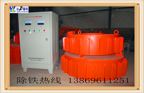 .干式電磁除鐵器的功能特點：  　　1.1磁路采用計算機(jī)模擬設(shè)計,透磁深度大.磁力強(qiáng).  　　1.2 內(nèi)部采用電工專用樹脂澆注,自冷式全密封結(jié)構(gòu).防塵.防雨.耐腐蝕.  　　1.3 自動卸鐵.維護(hù)簡便.滾筒腰鼓形結(jié)構(gòu),具備皮帶自動糾偏功能,特制全密封軸承座,可實現(xiàn)長期無故障運(yùn)行. 產(chǎn)品配套性好,整流設(shè)備功能齊全,具有手動和集控功能,能滿足多種場合的使用要求.  　　1.4可有效吸除混雜在非磁性物料中0.1-35公斤的鐵磁性物質(zhì)