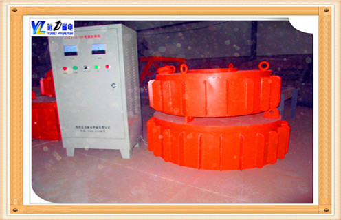 1.漿料電磁除鐵器工作原理：  　　當除鐵器按操作程序啟動投入運行時,物料中的鐵件在強大磁場作用下,被迅速吸出,這時,減速機的動力通過鏈輪、鏈條、主動滾筒傳至有刮板的自卸膠帶將吸出的鐵件強行甩出運輸帶外,從而達到清除鐵件的目的。  　　2.漿料電磁除鐵器如何處理漿料  　　根據磁動力學原理我們知道，磁鐵對于磁性物質的吸引力不僅與磁場強度有關，還與磁場梯度有直接關系，磁場力F=H*(aH/aL)。T1,T2,T3 系列超強除鐵器，具有磁場強、梯度高、磁程深、吸力大的特點。T1，T2，T3 在額定吊高處磁場強度分別為國標產品的1.6，2.4和4.4 倍，分別為900GS,1200GS 和1500GS 。吸力分別是國標產品的2.3 倍4.4 倍和7.6 倍，對于超大超重鐵件或細小鐵件均有良好的清除效果，特別適合除鐵要求高的生產作業場所。