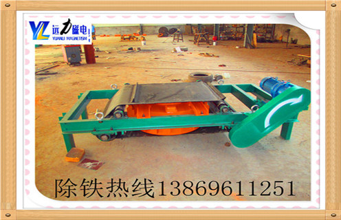 　RCDB-6.5自冷自卸式電磁除鐵器，懸掛式電磁除鐵器,近幾年除鐵器市場發(fā)展前景良好，除鐵器行業(yè)成為拉動和提高經(jīng)濟(jì)增長點的重要行業(yè).濰坊遠(yuǎn)力磁電瞅準(zhǔn)時機(jī)迅速發(fā)展，無論產(chǎn)品數(shù)量還是生產(chǎn)規(guī)模都有飛躍式的提高和發(fā)展，除鐵器銷量與日俱增. 　　1.自冷式電磁除鐵器本體磁路設(shè)計合理，磁場強(qiáng)度高.透磁深度大，故適合料層較厚的場合除鐵.又因采用全密封結(jié)構(gòu)，制造過程中經(jīng)真空干燥等特殊工藝處理，所以能有效地防止粉塵和有害氣體對線圈侵蝕，對環(huán)境和氣候的適應(yīng)性強(qiáng)，使用壽命長.