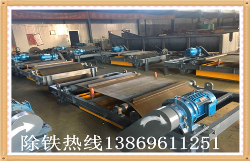 生產(chǎn)RCYD（C）-12永磁自卸式除鐵器帶式除鐵器強磁石料建材吸，濕式永磁自卸式除鐵器 ，濕式永磁自卸式除鐵器按照槽體的不同可分為順流式、逆流式、半逆流式三種。公司提供實驗室，實驗樣機可根據(jù)用戶的物料來自由定做設(shè)備，公司濕式永磁自卸式除鐵器經(jīng)常銷往設(shè)計院，具有 　　1.干式永磁自卸式除鐵器主要應(yīng)用  　　干式永磁自卸式除鐵器 廣泛應(yīng)用于，沙山，鐵礦，河沙中的鐵粉提取，是目前河沙提取鐵粉的最為理想的設(shè)備。 干式永磁自卸式除鐵器概述： 干式永磁自卸式除鐵器是我公司專為磁性礦而研制設(shè)計的一種新型干選磁選
